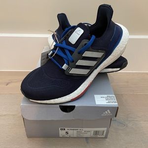 NWT Adidas Ultraboost 22 J - Boys - Size 5Y